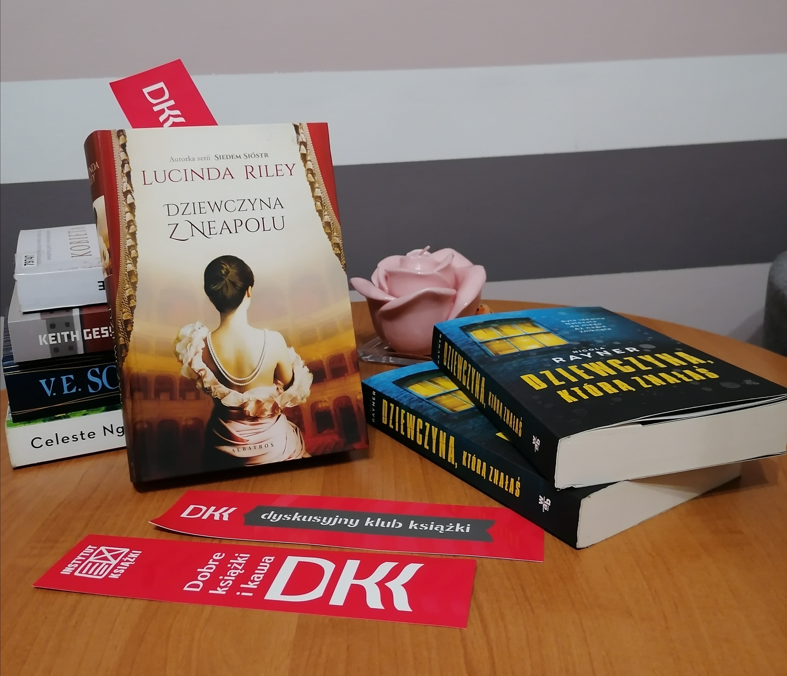 DKK książki rozłożone na stole