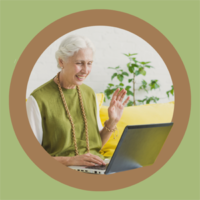 Seniorka przy laptopie