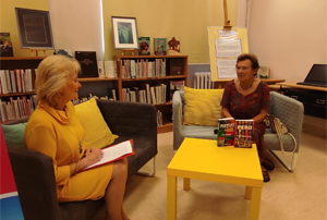 dwie kobiety siedzą i rozmawiają