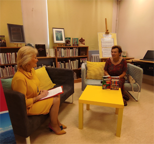 spotkanie w bibliotece dwie kobiety siedzą i rozmawiają