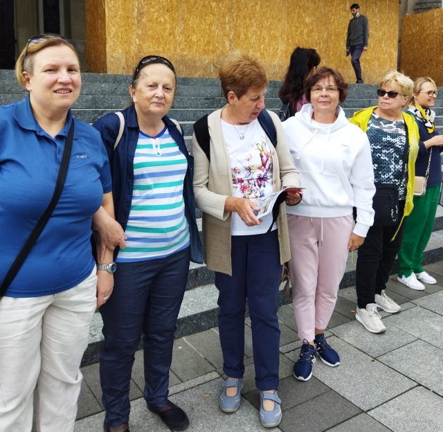 kobiety stoją przy chodniku