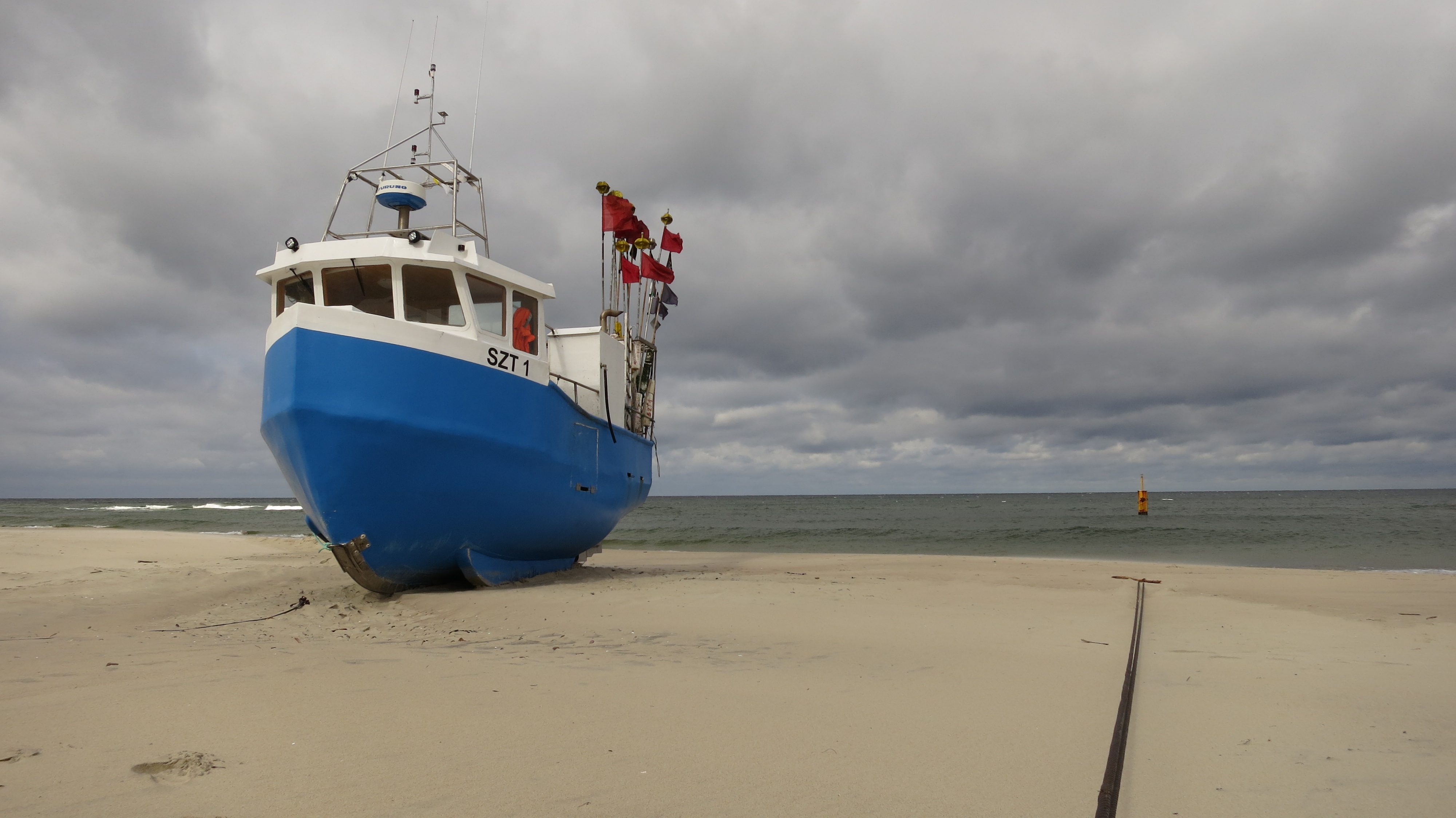 fot. Mirosław Szlęzak kuter rybacki na brzegu plaży