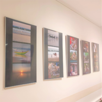 wystawa zawieszona na ścianie