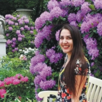 kobieta na tle fioletowych kwiatów