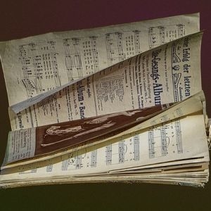 Stara książka otwarta na stronach z nutami