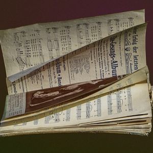 Stara książka otwarta na stronach z nutami