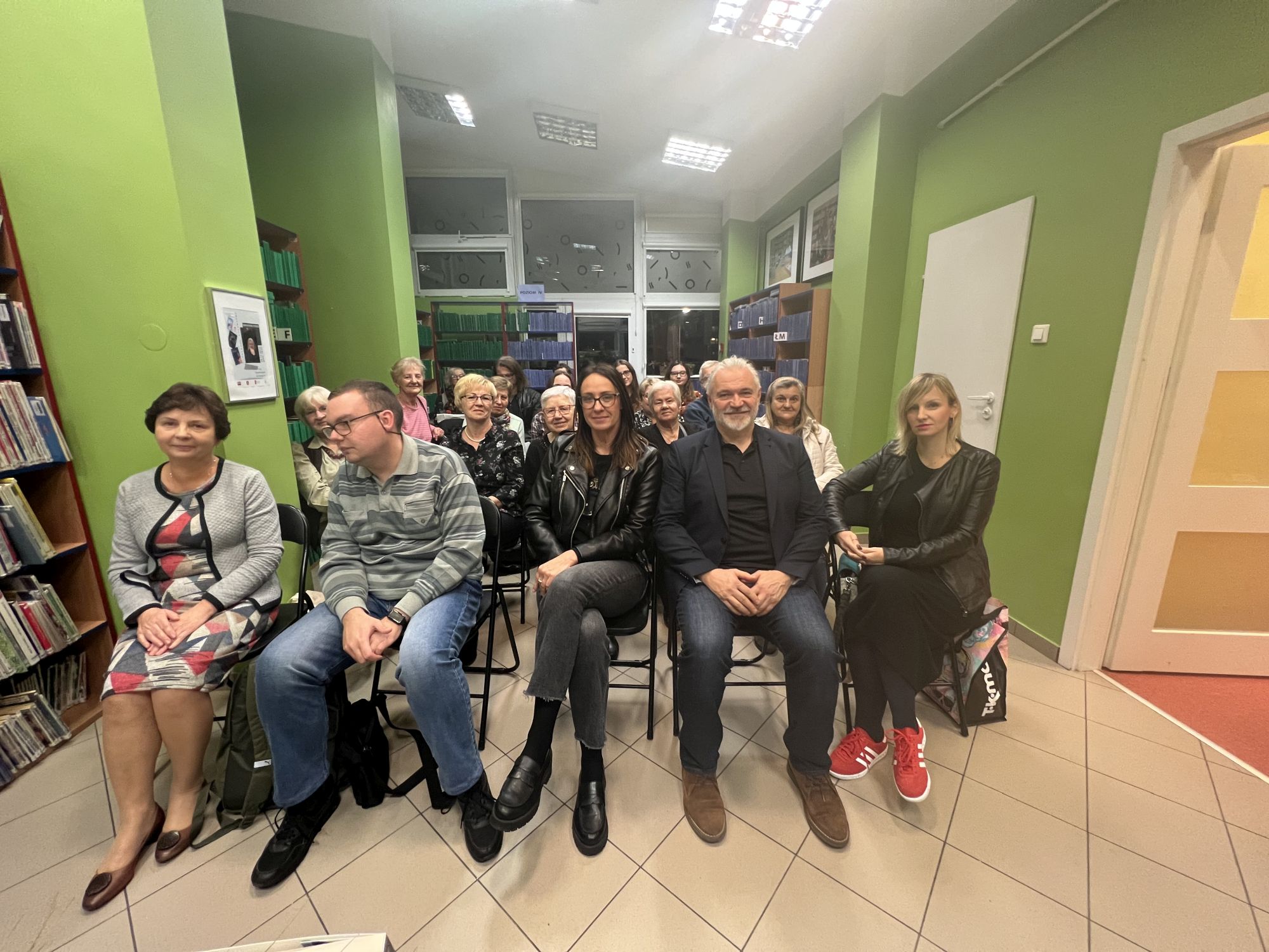 spotkanie autorskie grupa ludzi siedzi na krzesłach