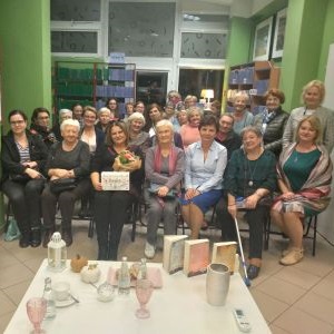 spotkanie autorskie w Filii „Niedźwiadek” kilkanaście osób siedzi na krzesłach