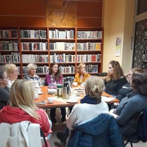 dziesięć kobiet siedzi przy stole