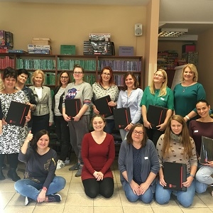 czternaście kobiet pozuje do zdjęcia