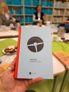 zdjęcie książki na tle półek z książkami