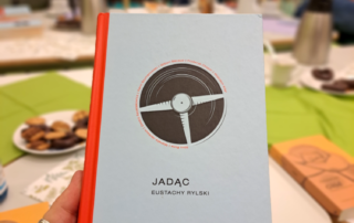 zdjęcie książki na tle półek z książkami