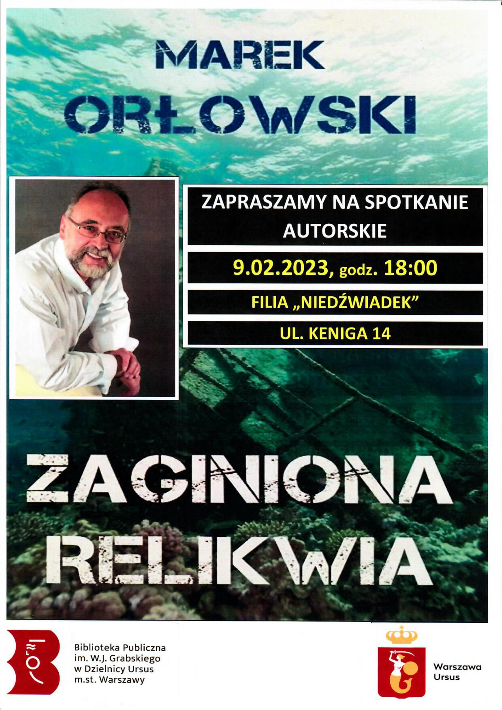 mężczyzna w białej koszuli i okularach, obok napisy o spotkaniu autorskim
