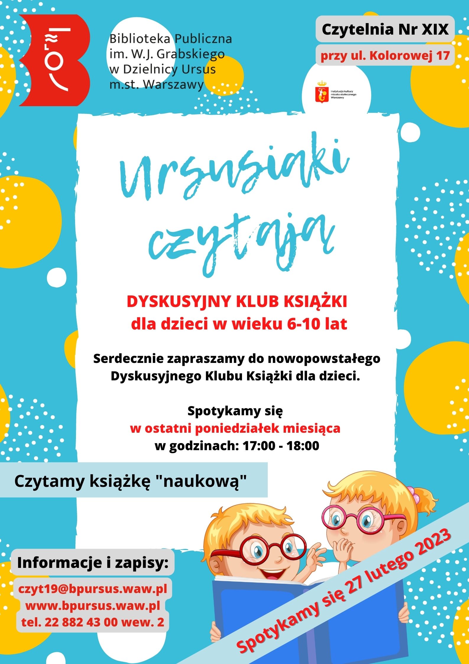 dzieci w okularach czytają książkę