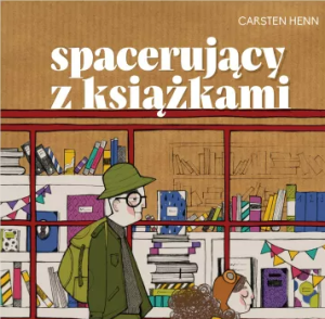 mezczyzna i dziecko idą na tle wystaw sklepowych