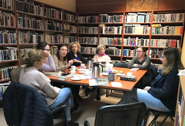 DKK kobiety w bibliotece siedzą przy stole i rozmawiają
