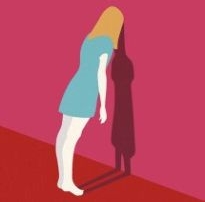 kobieta opierająca się głową o ścianę