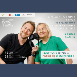 uśmiechnięta starsza kobieta i młodszy mężczyzna przysłuchują się odgłosom ze słuchawek na uszy