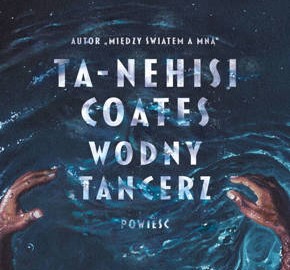 ręce zanurzające się w falach