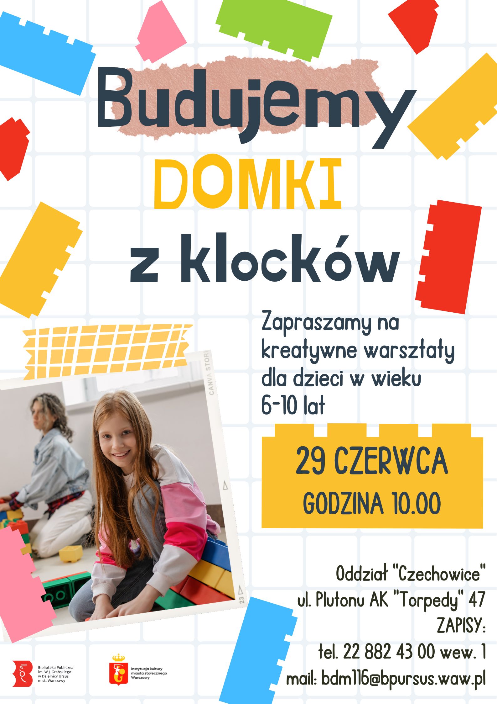 dziecko buduje z klocków
