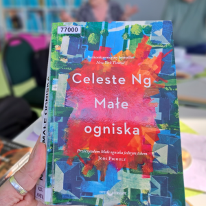 ręka trzymająca książkę