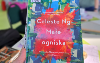 ręka trzymająca książkę