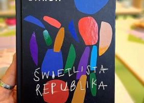 ręka trzymająca książkę