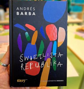 ręka trzymająca książkę