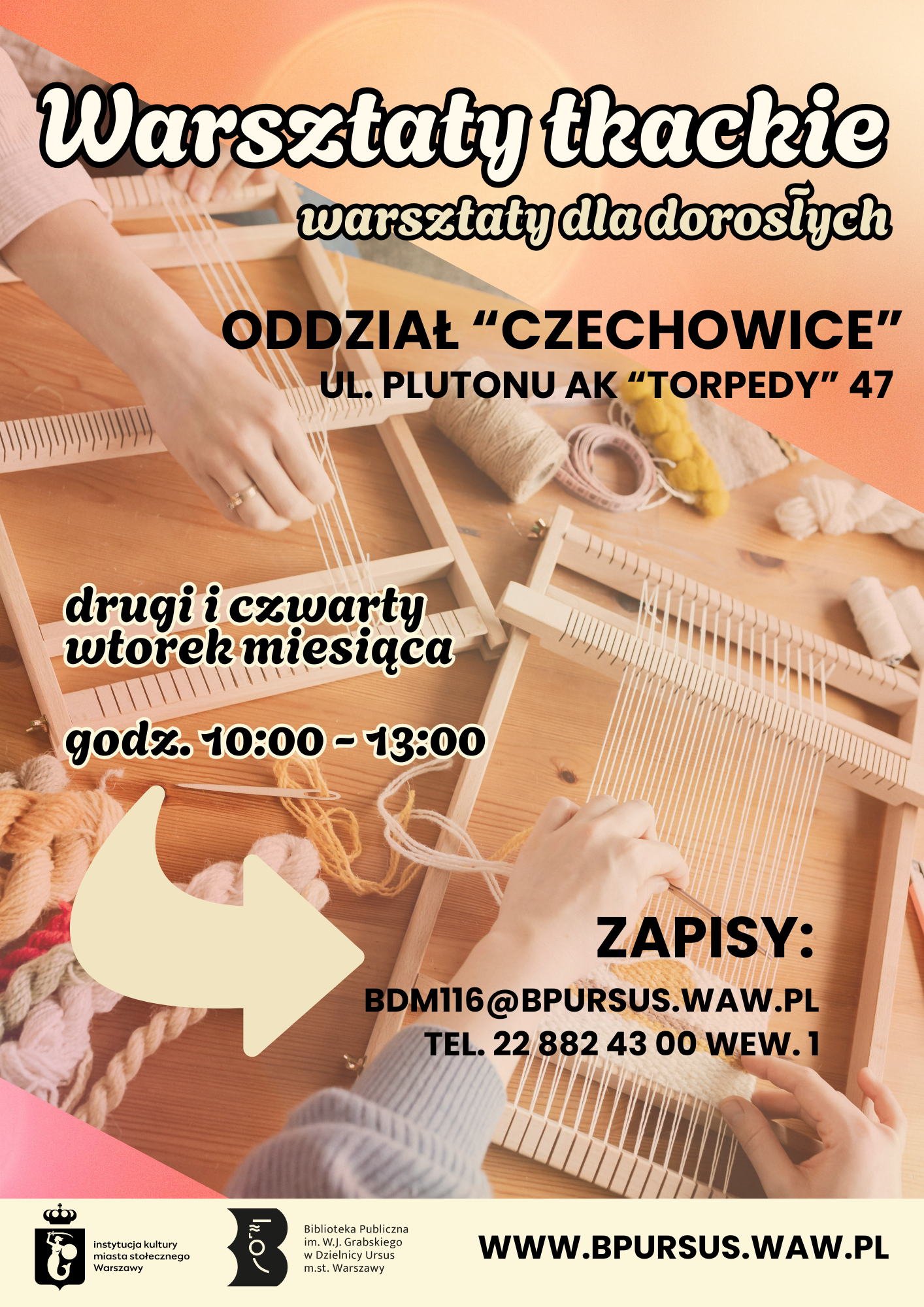 małe krosna na stole, wokół nitki i wełna, widać ręce pracujące na krośnie