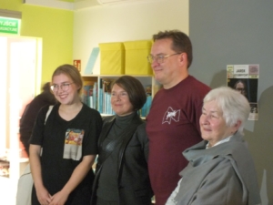 Jedne mężczyzna i trzy kobiety pozują do zdjęcia. Uśmiechają się.