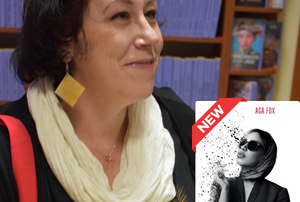 kobieta na tle regałów z książkami