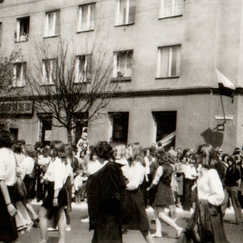 Pochód pierwszomajowy, kolumna młodzieży szkolnej, Ursus, pl. 1000-lecia - lata 70-te XX w.