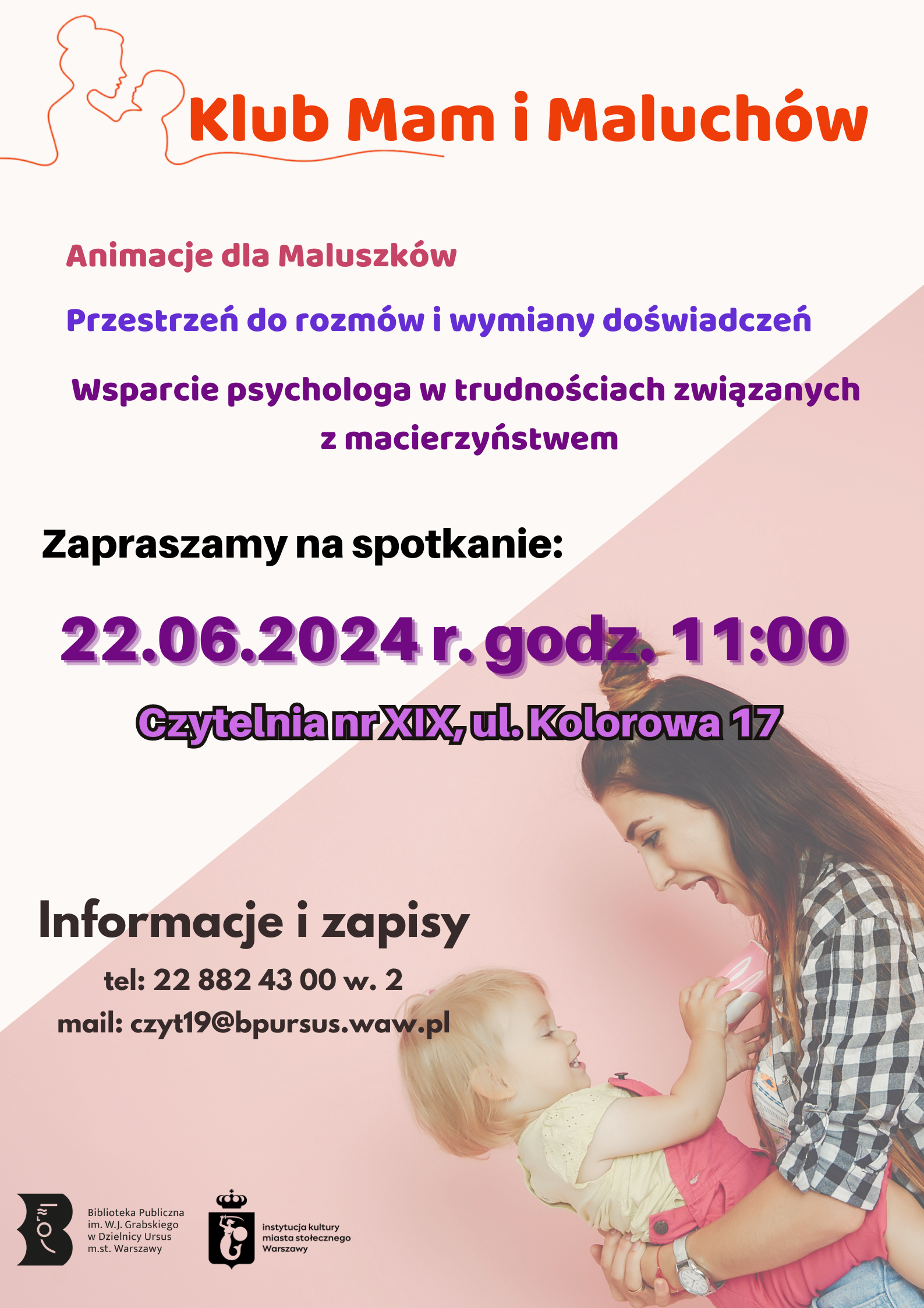 młoda mama uśmiecha się do swojego małego dziecka, które trzyma na rękach