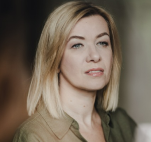 kobieta, blondynka, w zielonej bluzce koszulowej