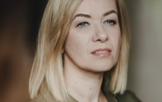 kobieta, blondynka, w zielonej bluzce koszulowej