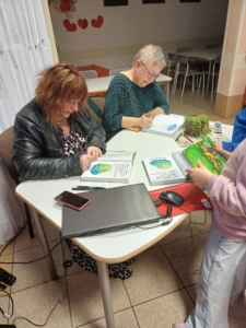 dwie kobiety podpisują książki