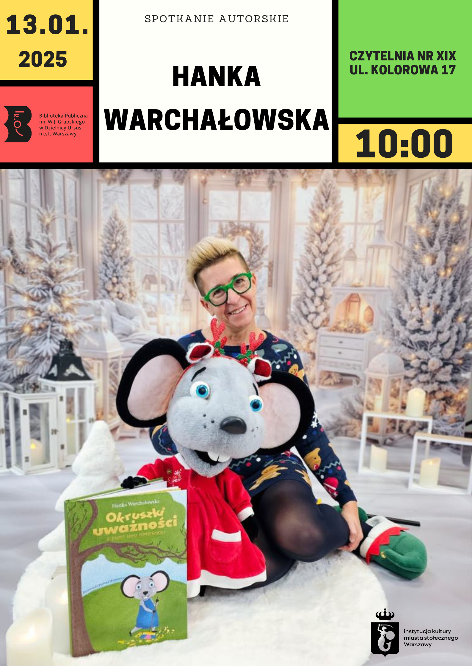 kobieta siedzi z dużą pacynką myszką, obok stoi zielona książka