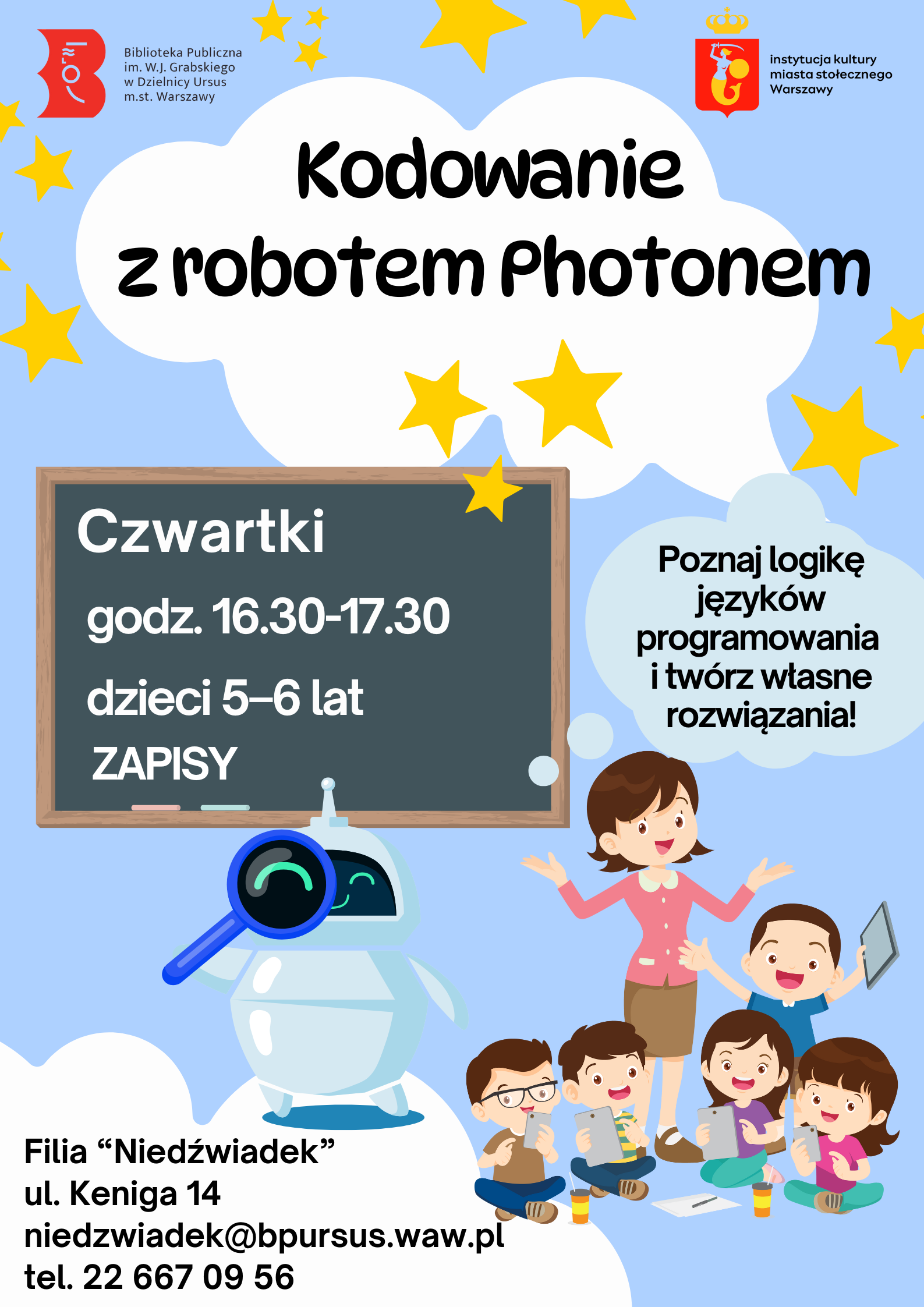 dzieci i nauczycielka siedzą przy tablicy szkolnej