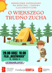 harcerz chodzi koło namiotu w lesie