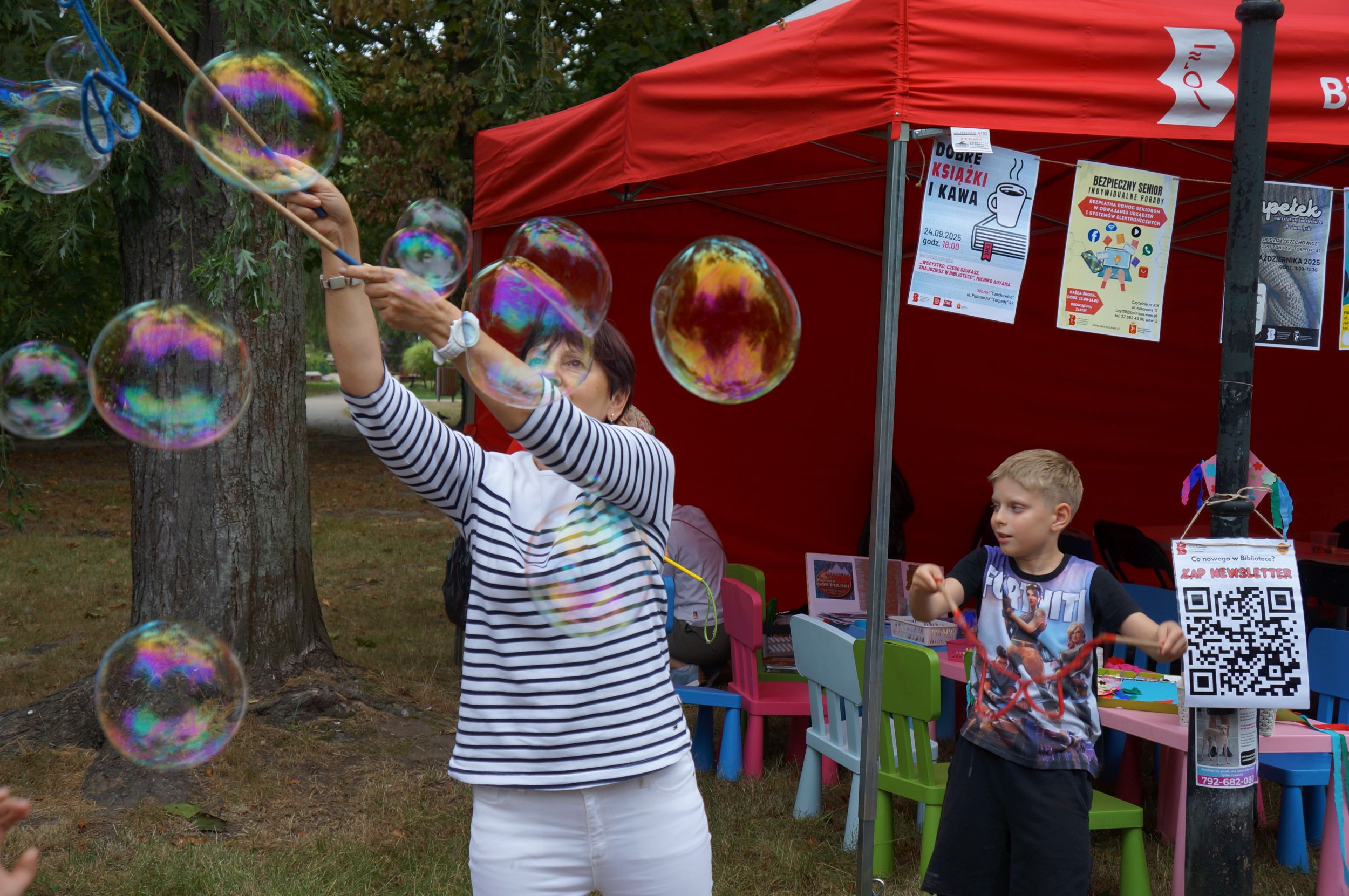 DSC03996 uśmiechnięta kobieta puszcza bańki mydlane