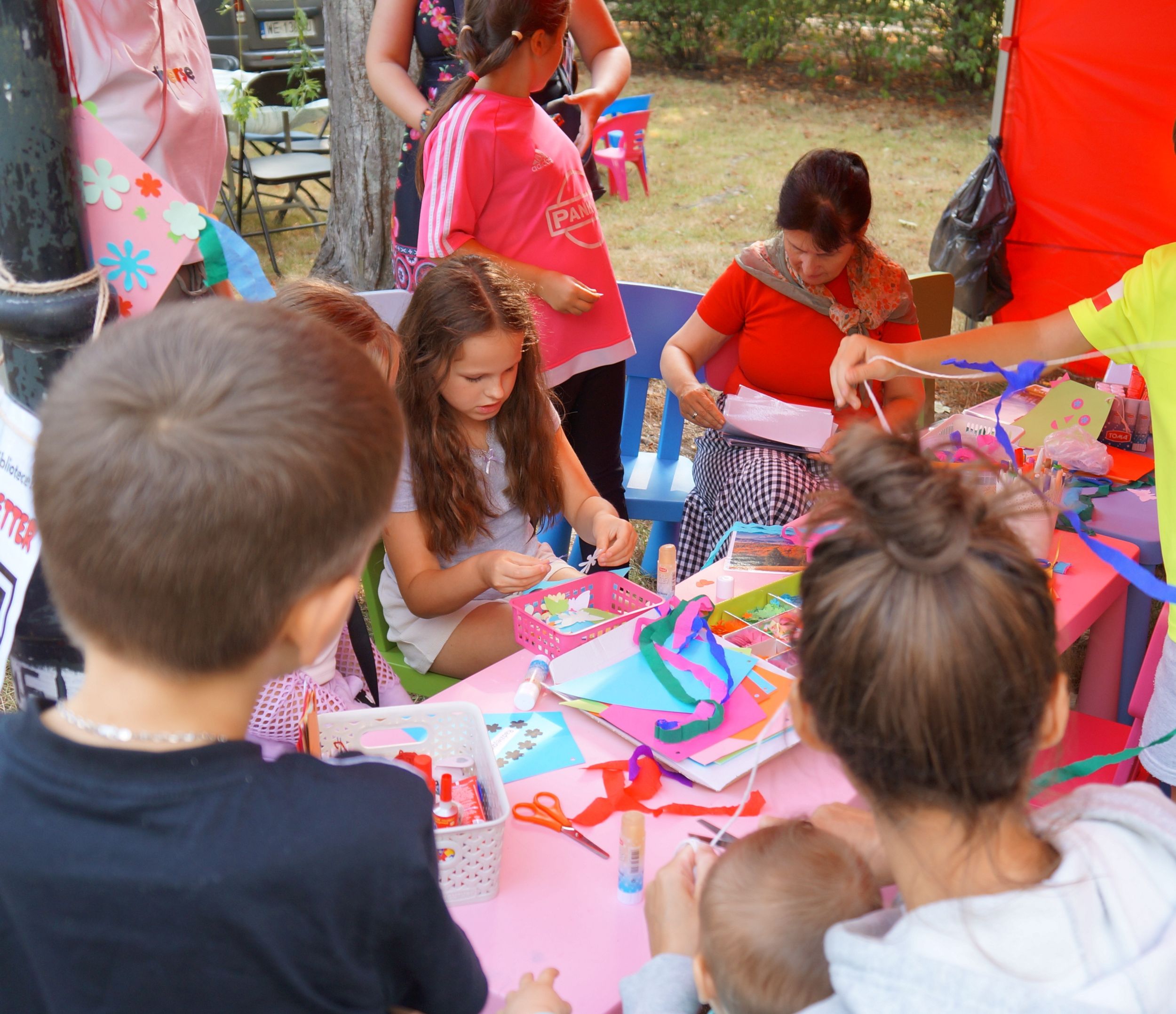 DSC04057 dzieci robią pracę plastyczną z kolorowej bibuły