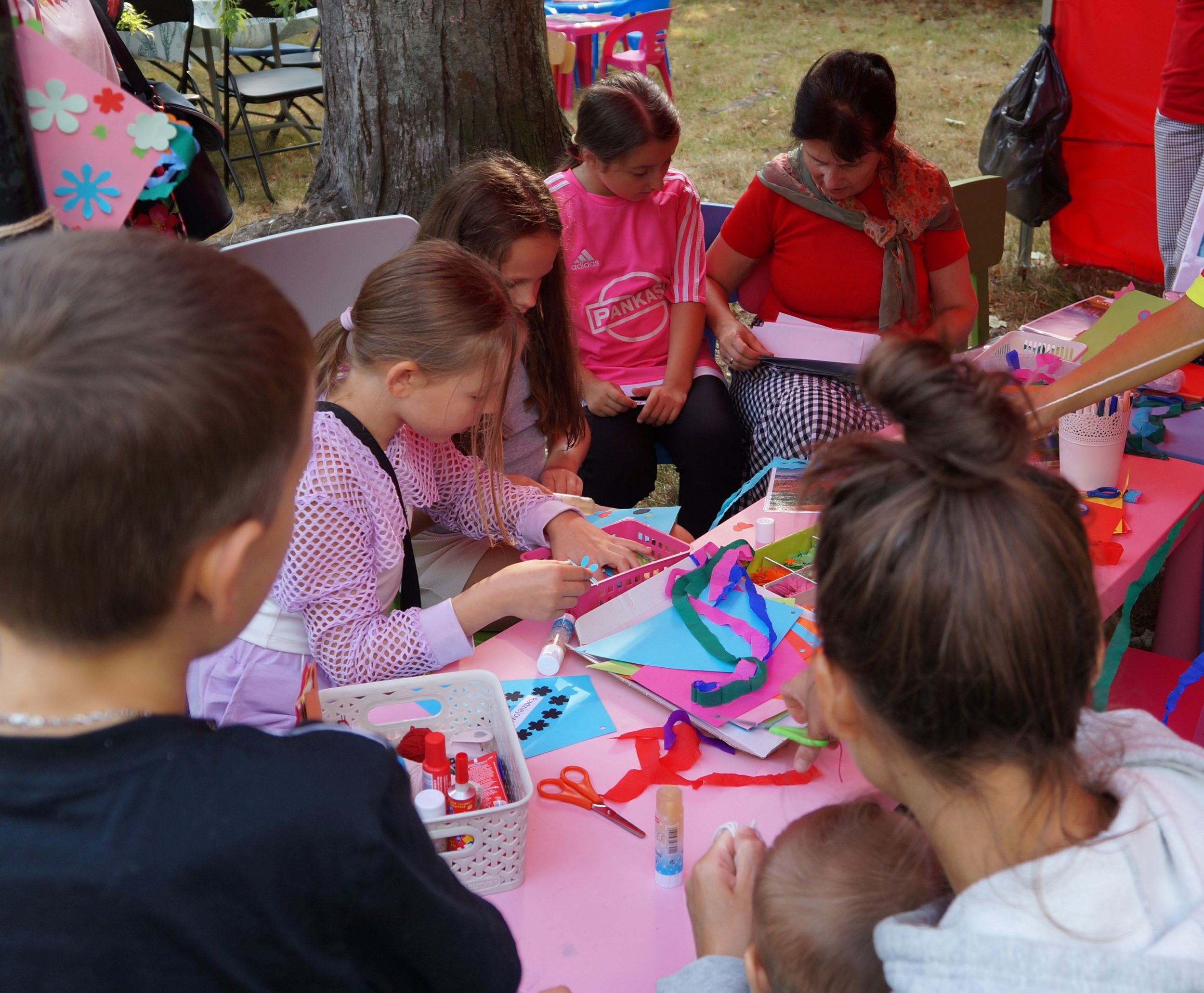 DSC04059 dzieci robią pracę plastyczną z kolorowej bibuły