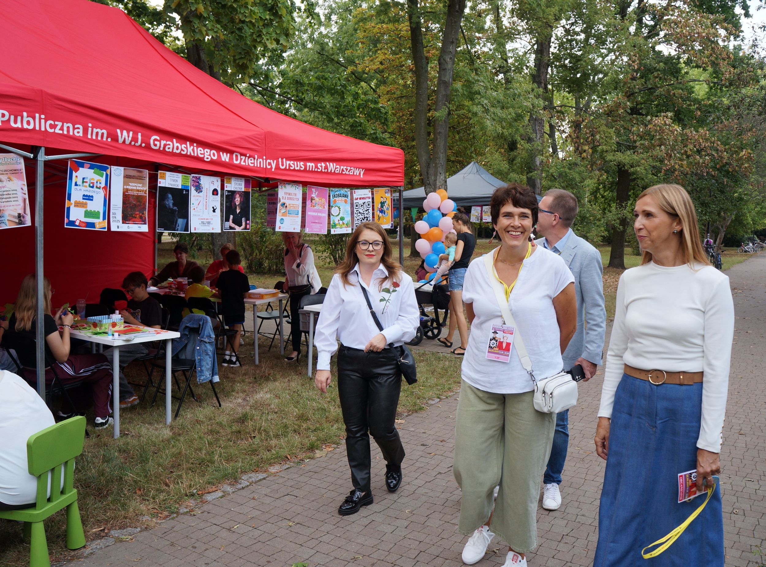 DSC04066 Uśmiechnięty kobiety idą obok czerwonego namiotu Biblioteki