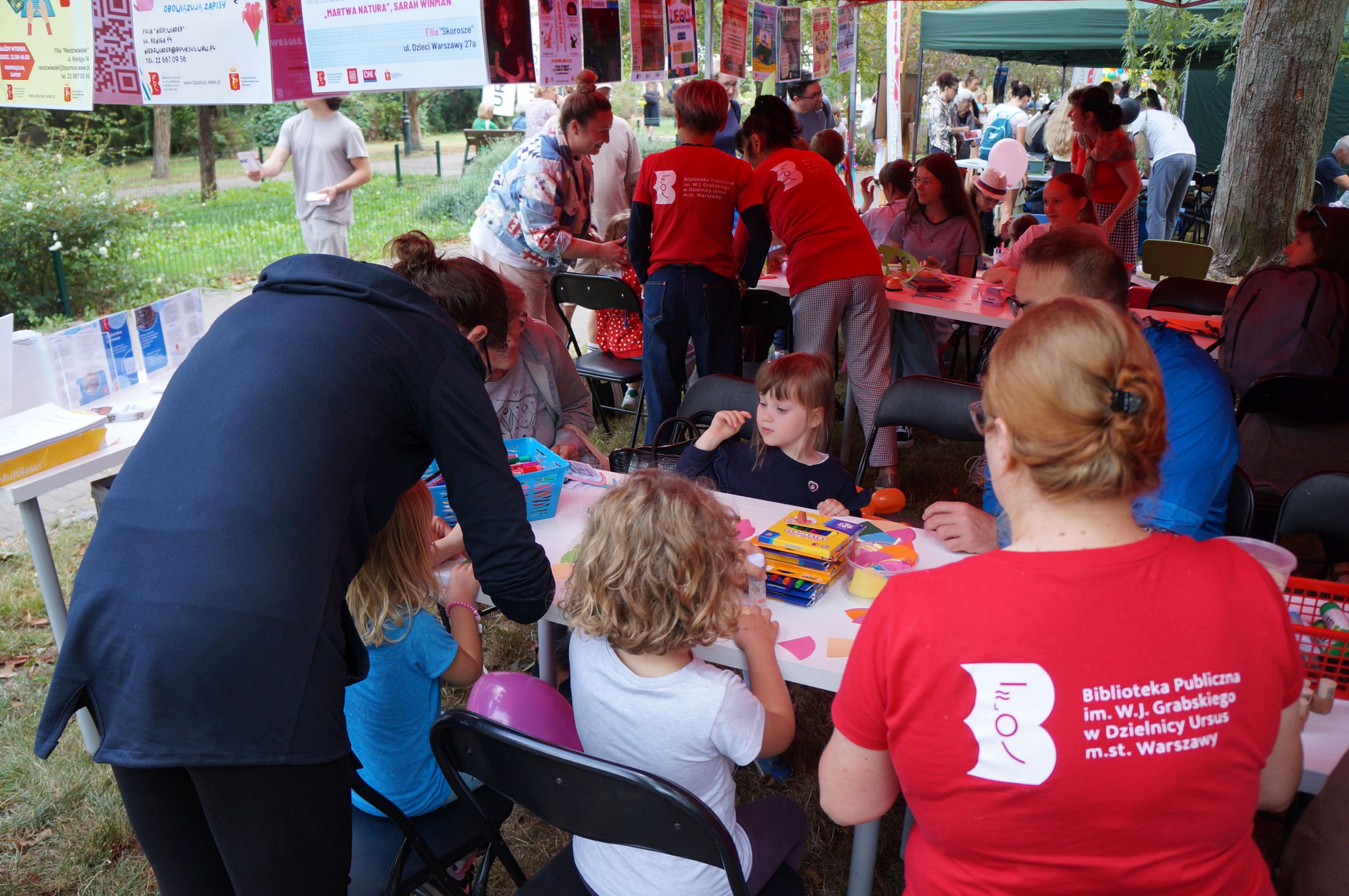 DSC04080 dzieci robią pracę plastyczną z kolorowej bibuły
