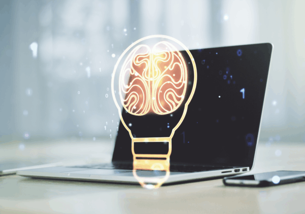 żarówka z hologramem ludzkiego mózgu na tle nowoczesnego laptopu