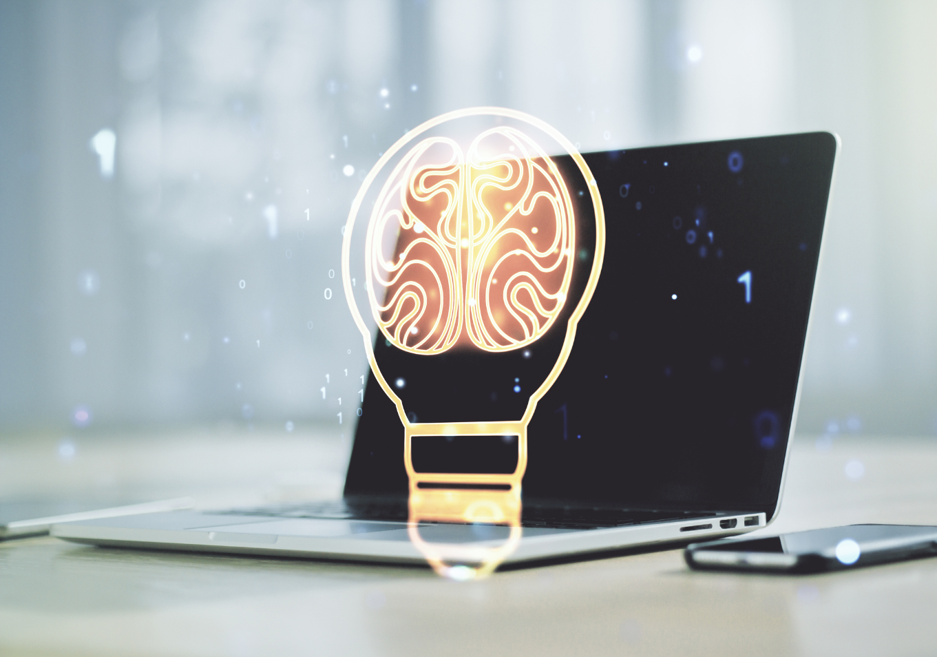 żarówka z hologramem ludzkiego mózgu na tle nowoczesnego laptopu