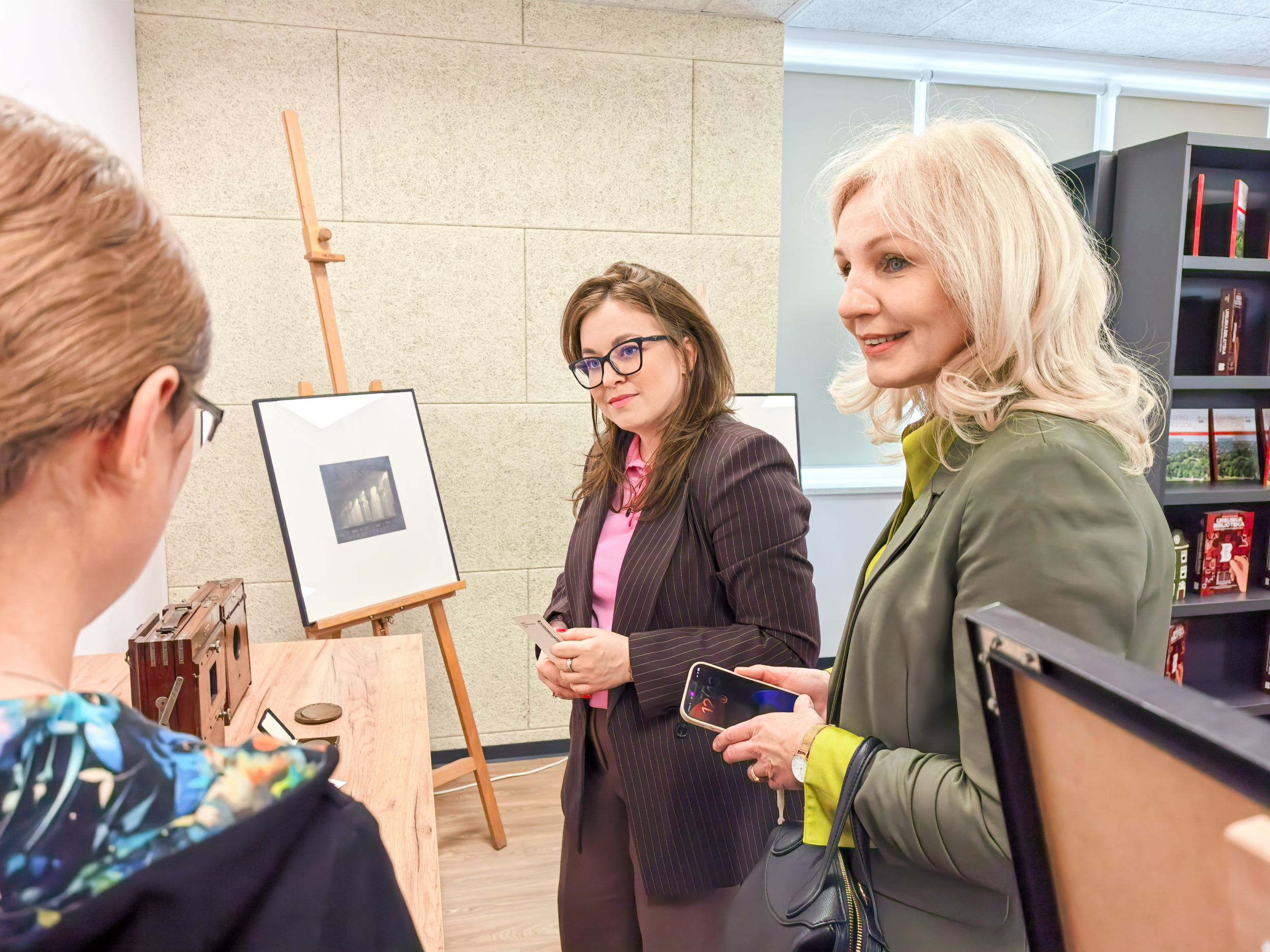 _cuva Przy stoliku i sztaludze rozmawiają trzy kobiety