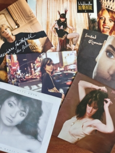 Kolekcja albumów i zdjęć przedstawiających różne kobiety w różnych sytuacjach i stylach