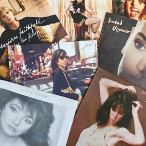 Kolekcja albumów i zdjęć przedstawiających różne kobiety w różnych sytuacjach i stylach