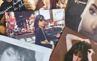 Kolekcja albumów i zdjęć przedstawiających różne kobiety w różnych sytuacjach i stylach